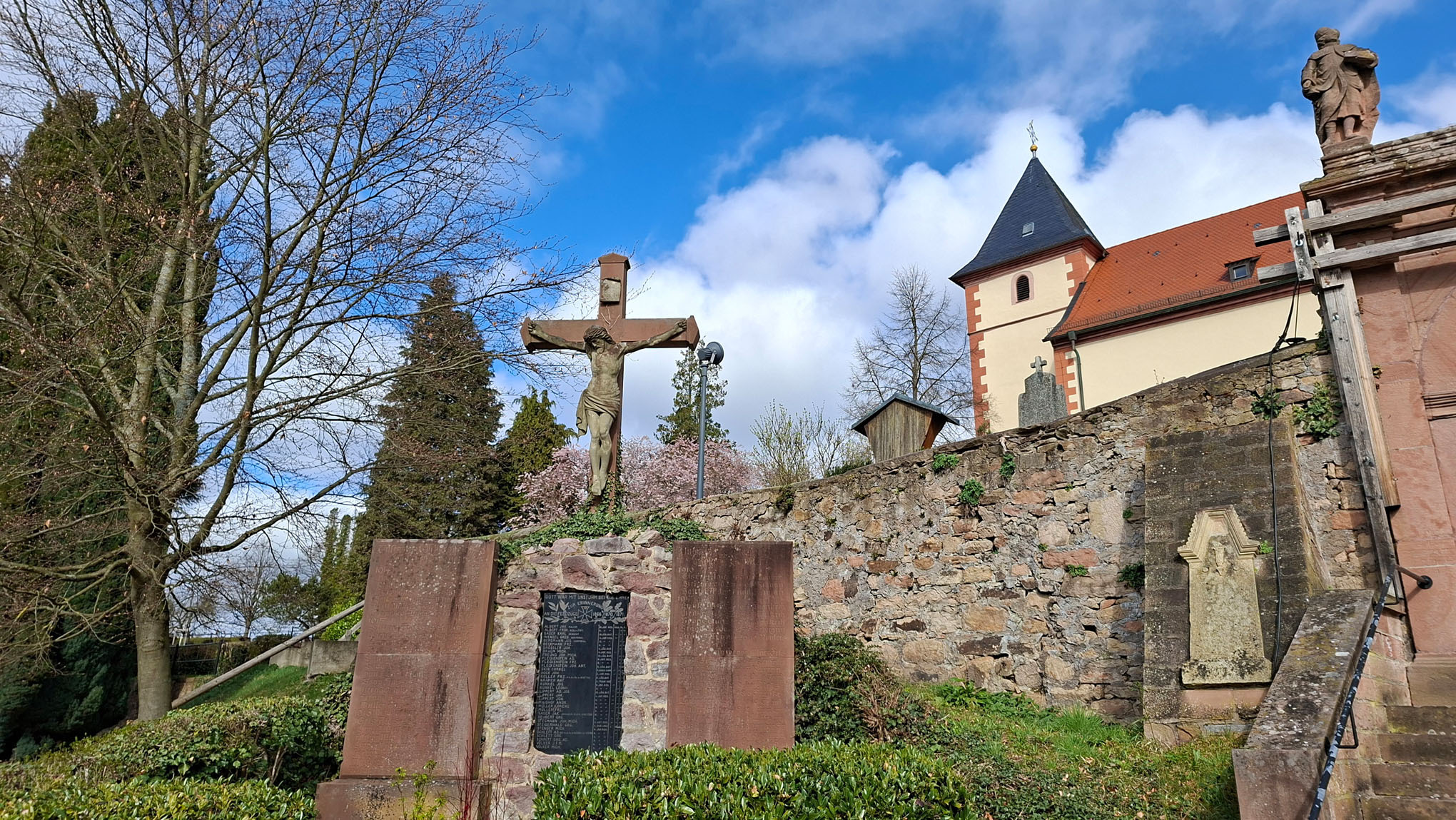 Kreuz Altes Ehrenmal Sailauf Frühling 2026