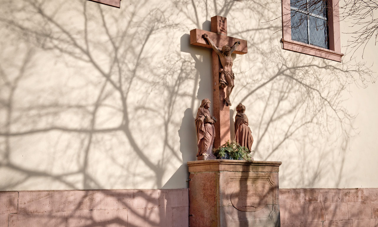 Kreuzigungsgruppe an der Südwand von St. Vitus