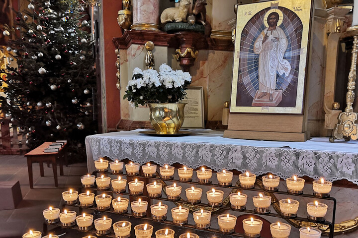 Zahlreiche Opferlichte entzündeten die Kirchenbesucher