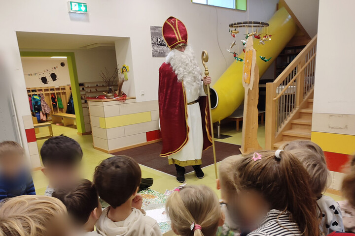 Der Nikolaus besucht die Kindergartenkinder in Sailauf